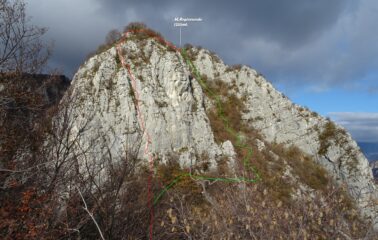 In rosso la brevissima via ferrata che sale diretta al Corno Regismondo. In verde il sentiero normale fatto da noi.