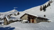 Le baite in Val Carisole sullo sfondo il P.zo del Vescovo. Da qui la traccia è tutta da battere.