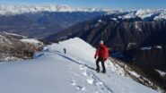 Condizione della stretta cresta finale abbastanza buone. Stando attenti ai ripidi pendii sulla dx e al bordo cresta sulla sx orlato di cornici.