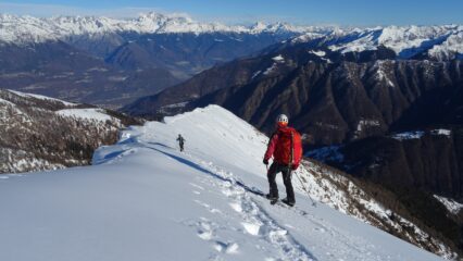 Condizione della stretta cresta finale abbastanza buone. Stando attenti ai ripidi pendii sulla dx e al bordo cresta sulla sx orlato di cornici.