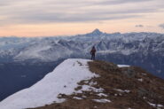 si scende, con il Monviso sullo sfondo
