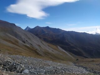 Risalendo il Vallone Baiso del Colle spunta il Monviso