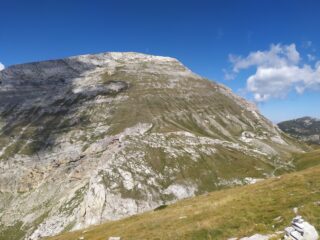 Sguardo verso il Mongioie dopo poco aver deviato verso il Bric di Conoia
