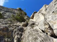 Per proseguire su L5, da qui piegare a sx sulle placche appoggiate fino alla base della parete successiva, a sx dell'albero 