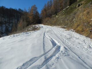 sulla poderale in basso, con neve oramai marcia.