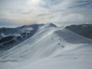 Monte Saccarello (m.2201) da Cima Ventosa (m.2136) con cresta di salita e a sx il tracciato di discesa.