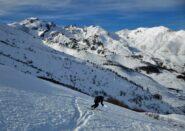 Ben sciabile sotto la strada del colle