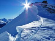 La linea di frattura della cornice verso la cima con il relativo distacco