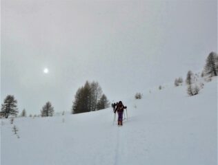 Parvenza di sole e nevischio a metà salita