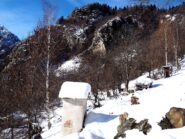 Pilone votivo all'Alpe Boracche. Sullo sfondo la C.ma Casarolo.