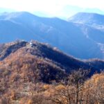 La chiesetta vista dalla dorsale che sale a Costa Camisola.