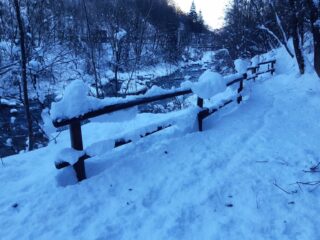 L’arrivo sulla Dora, quasi al ponte sotto la cascata
