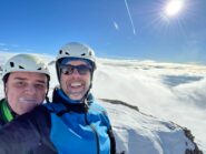 in vetta mare di nuvole
