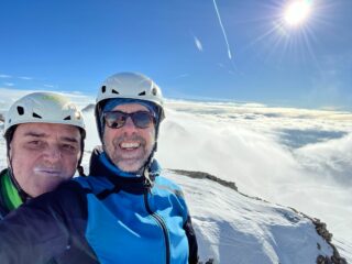 in vetta mare di nuvole