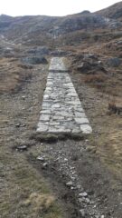 Tratto di sentiero lastricato