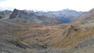 Dalla finestra di Champorcher, veduta sul vallone dell'Urtier, con il rifugio Sogno di Berdzè appena sotto al colle