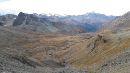 Dalla finestra di Champorcher, veduta sul vallone dell'Urtier, con il rifugio Sogno di Berdzè appena sotto al colle