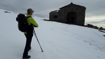 al santuario della Vardetta  c'e' giusto una scarpa di neve..