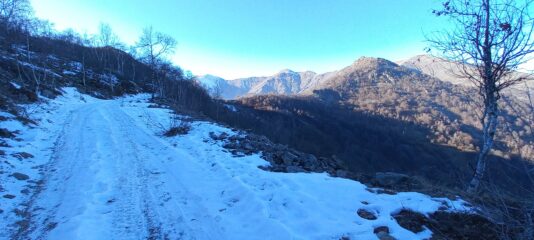 La sterrata prosegue in ombra, con neve