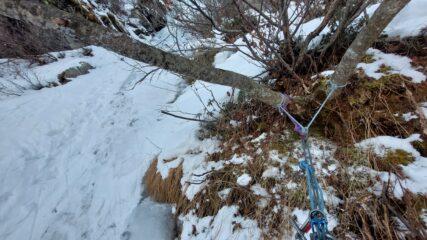 Seconda sosta di calata (dx faccia a monte, prima di uscire sul verticale, qualche metro sopra ad S2)