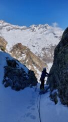 S4 vista dall'alto, 20 metri ancora nel canale di neve e si sbuca sul pianoro per scendere, in alternative doppie sulla via di salita.