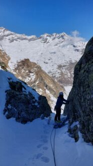 S4 vista dall'alto, 20 metri ancora nel canale di neve e si sbuca sul pianoro per scendere, in alternative doppie sulla via di salita.