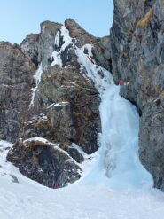 Cascata Centrale. Soste segnate S1-S2 spit con catena, S3 su ghiaccio, S4 non si vede, nel canale finale (spit con catena)