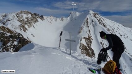 Cabio in assetto alpinistico ,scendendo la croce di quota 2560mt.  Belllissima la vista sul dirimpettaio Frerone.