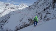 A circa 1800m. invece di scendere lungo la Valle dell'Asta, effettuiamo il traverso che punta in direzione della Chiesetta del P.so di Manina. Cosi facendo allungheremo la goduria.