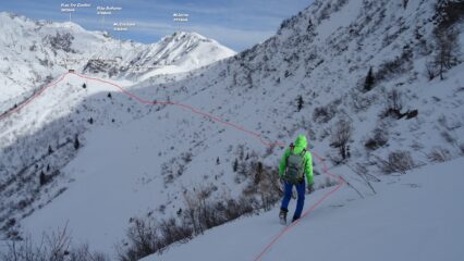 A circa 1800m. invece di scendere lungo la Valle dell'Asta, effettuiamo il traverso che punta in direzione della Chiesetta del P.so di Manina. Cosi facendo allungheremo la goduria.