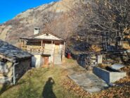 Attacco dietro le baite, si risparmia lungo giro su sentiero a salire ancora.