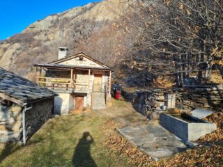 Attacco dietro le baite, si risparmia lungo giro su sentiero a salire ancora.