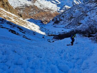 Attraversamento di una delle molte valanghe