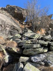 Il canalino che porta sulla sommità di Rocca Perabianca (foto Michele)