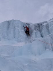 Luca protegge l'uscita in centro alla cascata
