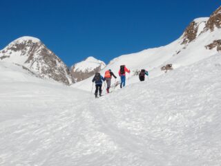 In marcia verso la Punta di Valrossa all'orizzonte