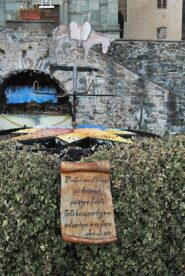 Ode al mulo sulla Piazzetta della Chiesa a Verdobbio, scendendo a Sordevolo