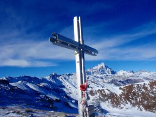 la croce appena sotto la cima