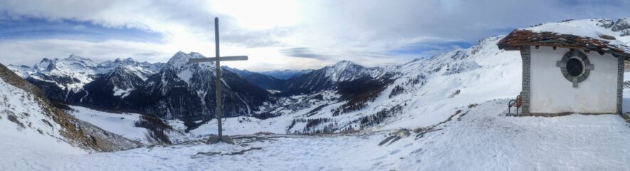 Panoramica dalla Cappella Sarteur con la croce, verso S-SE. 