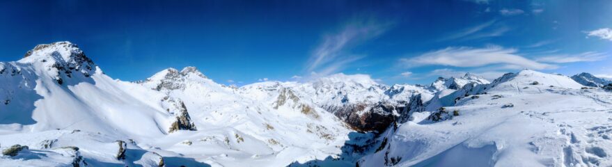 Panoramica verso N dalla cresta di vetta. In primo piano a SX la Becca di Nana e i due Tournalin. Poi il gruppo del Rosa e la Testa Grigia.