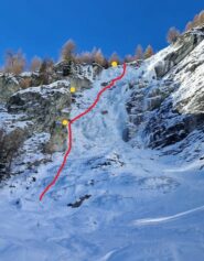 Linea di salita seguita in rosso e soste per calate in giallo 