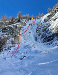 Linea di salita seguita in rosso e soste per calate in giallo 