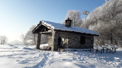 la cappella rifugio al colle della Portia..dopo una recente nevicata.. 