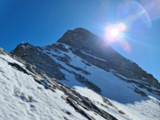 Primo tratto di cresta, si passa prima sulla placca nevosa e poi dietro la cresta su misto delicato