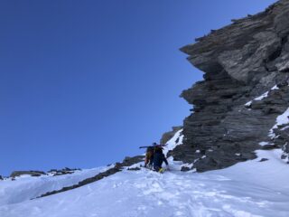 Quasi in uscita, poca neve e rocce affioranti.