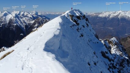 Alle spalle il tratto di cresta che scende alla sella del P.zo Gerlo.