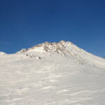 Bec Baral, cresta est