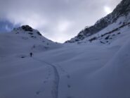 Dopo il traverso per uscire dalla parete, si risale al colle delle Porte.