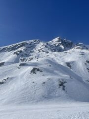 Foto dell'ultima parte di gita, scattata da Bonalex. SI notano i ripidi pendii che portano prima al colle e poi alla pala sommitale della Grand Rochere