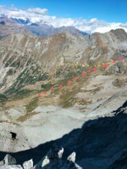 In rosso il percorso di salita indicato partendo da merendioux, in giallo il ritorno passando per Pera Picolla 